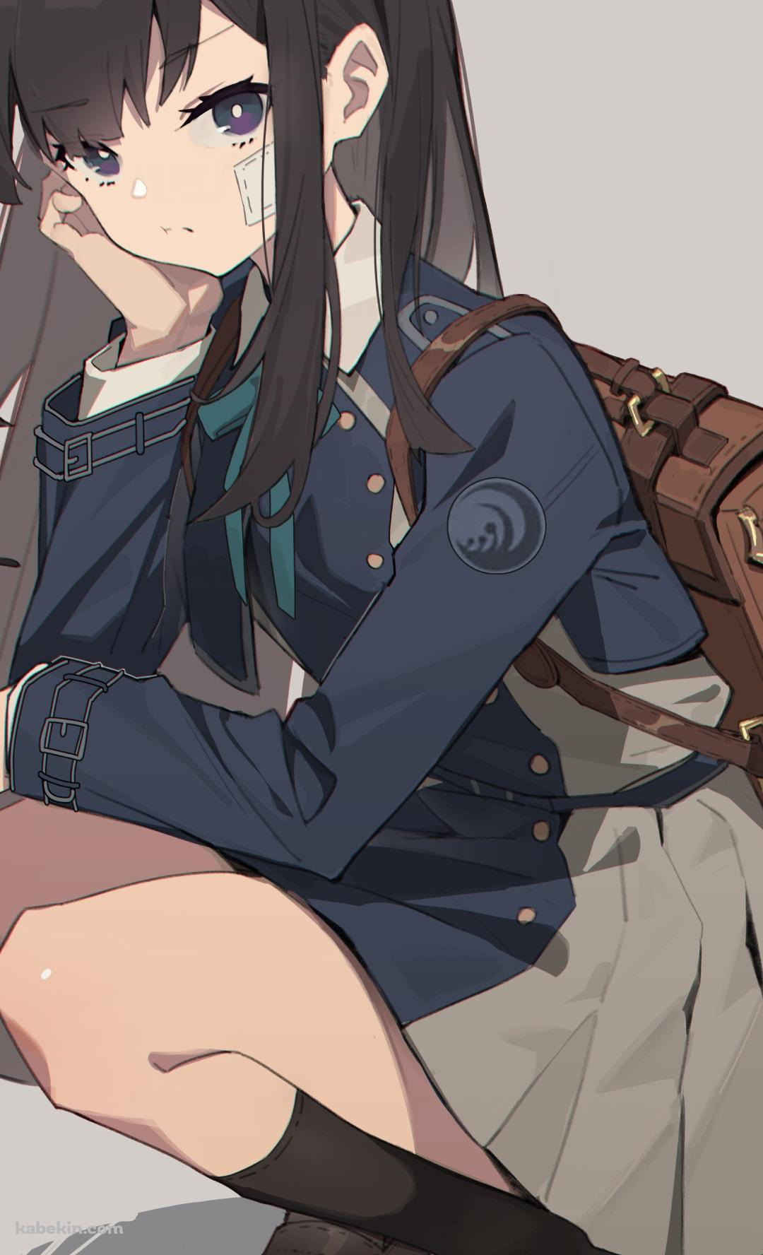 しゃがんでこちらを見ると井ノ上たきな（いのうえ たきな） / シップ / 茶色い鞄 / 黒髪 / リコリス・リコイルのAndroidの壁紙(1080px x 1776px) スマホ用