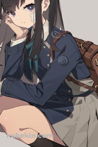 しゃがんでこちらを見ると井ノ上たきな（いのうえ たきな） / シップ / 茶色い鞄 / 黒髪 / リコリス・リコイルのAndroidの壁紙(320px x 480px) スマホ用