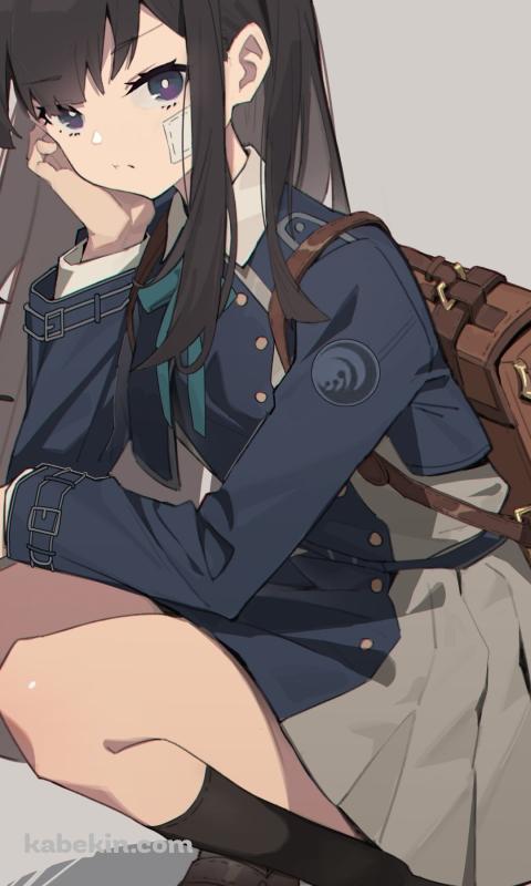 しゃがんでこちらを見ると井ノ上たきな（いのうえ たきな） / シップ / 茶色い鞄 / 黒髪 / リコリス・リコイルのAndroidの壁紙(480px x 800px) スマホ用
