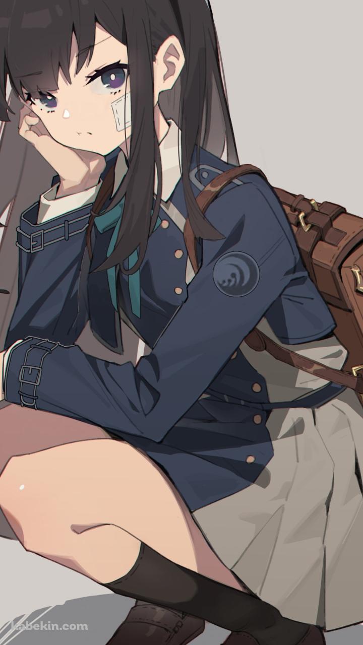 しゃがんでこちらを見ると井ノ上たきな（いのうえ たきな） / シップ / 茶色い鞄 / 黒髪 / リコリス・リコイルのAndroidの壁紙(720px x 1280px) スマホ用