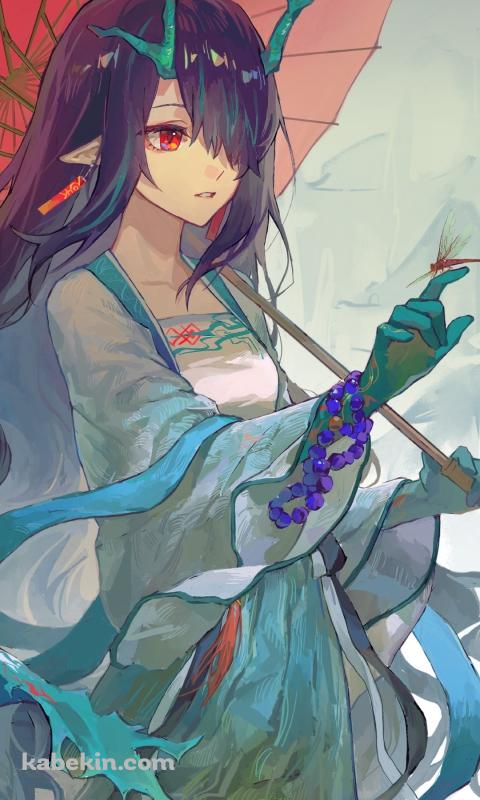 手にとまったトンボを見つめるシー / 赤い和傘 / 綺麗 / アークナイツ / イラスト / ファンアートのAndroidの壁紙(480px x 800px) スマホ用