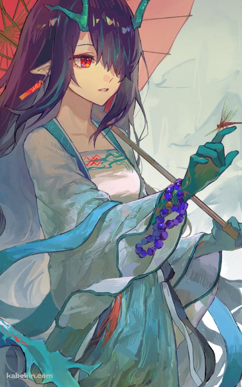 手にとまったトンボを見つめるシー / 赤い和傘 / 綺麗 / アークナイツ / イラスト / ファンアートのAndroidの壁紙(800px x 1280px) スマホ用