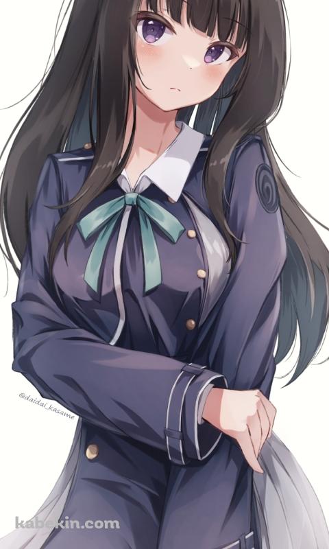 片方の肘をおさえて銃を持つ井ノ上たきな（いのうえ たきな） / リコリス・リコイルのAndroidの壁紙(480px x 800px) スマホ用