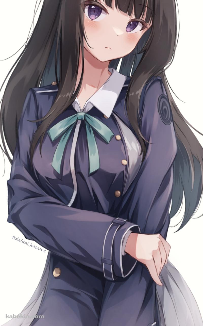 片方の肘をおさえて銃を持つ井ノ上たきな（いのうえ たきな） / リコリス・リコイルのAndroidの壁紙(800px x 1280px) スマホ用