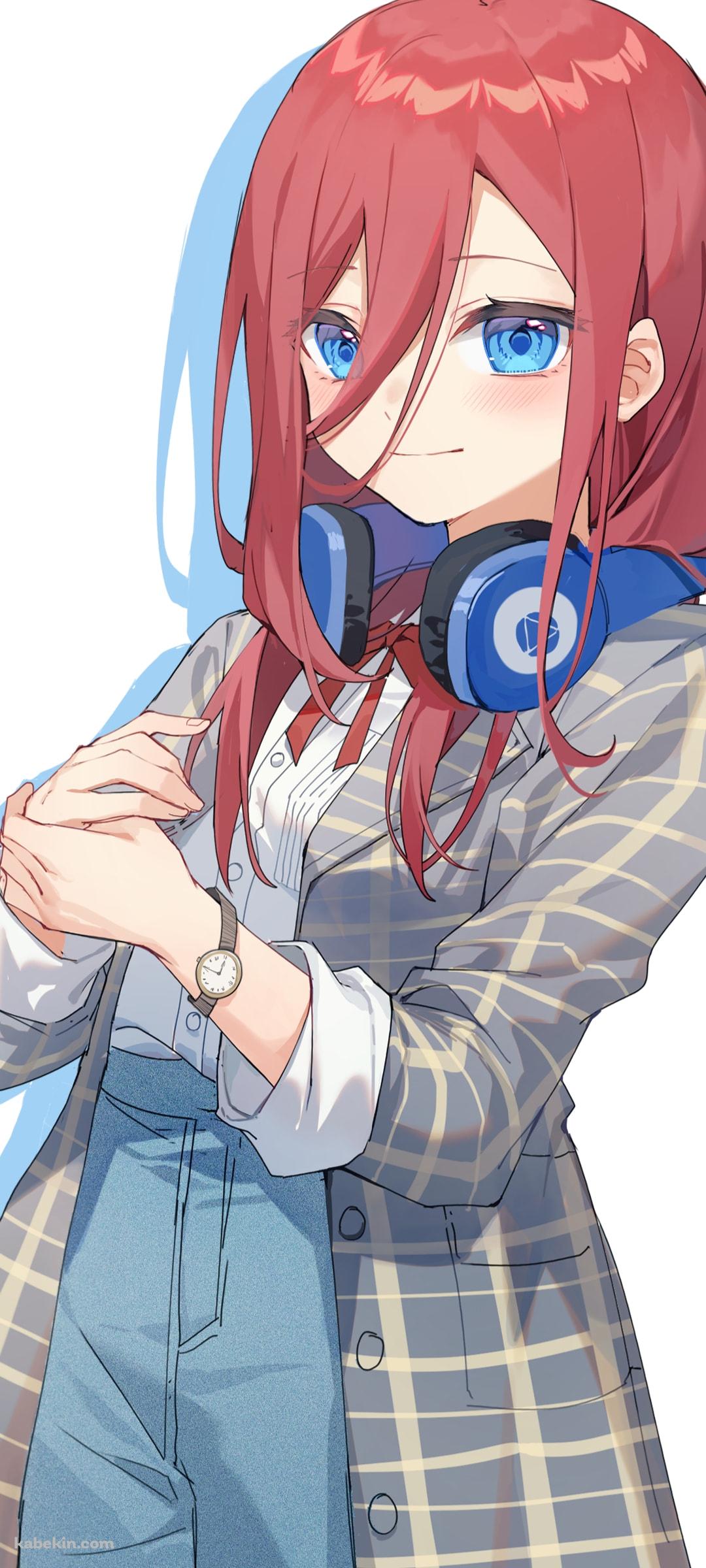 プニプニの中野三玖 / 青いヘッドフォン / 腕時計 / チェックのロングコート / 五等分の花嫁のAndroidの壁紙(1080px x 2400px) スマホ用