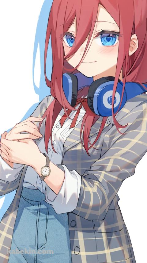 プニプニの中野三玖 / 青いヘッドフォン / 腕時計 / チェックのロングコート / 五等分の花嫁のAndroidの壁紙(480px x 854px) スマホ用