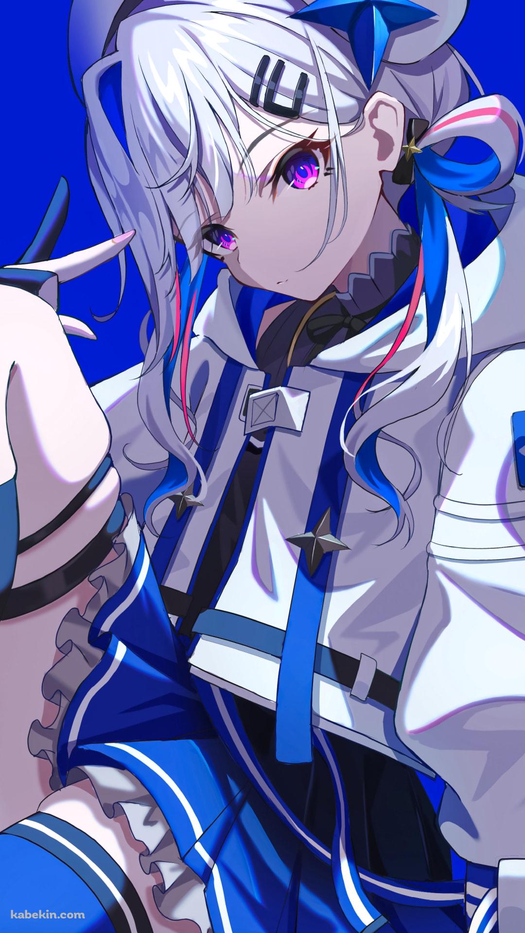 片膝を立ててピースをする天音かなた / ホロライブ / バーチャルYouTuberのAndroidの壁紙(1080px x 1920px) スマホ用