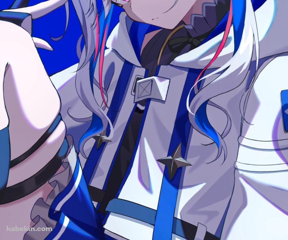 片膝を立ててピースをする天音かなた / ホロライブ / バーチャルYouTuberのAndroidの壁紙(960px x 800px) スマホ用