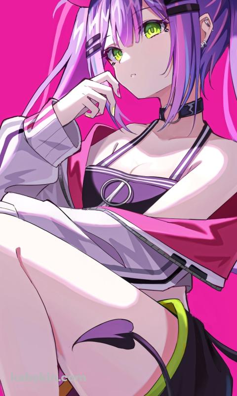 右手を顔に近づけながら遠くを見る常闇トワ / ホロライブ / バーチャルYouTuberのAndroidの壁紙(480px x 800px) スマホ用