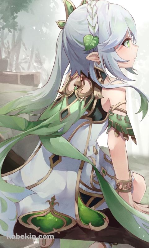 木に座り遠くを見つめるナヒーダ / 後ろ姿 / 原神のAndroidの壁紙(480px x 800px) スマホ用