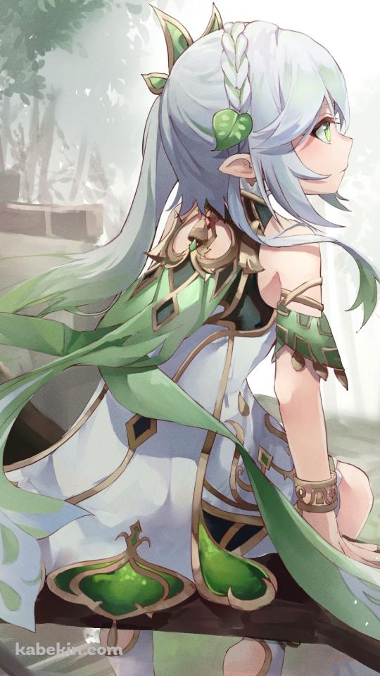 木に座り遠くを見つめるナヒーダ / 後ろ姿 / 原神のAndroidの壁紙(540px x 960px) スマホ用