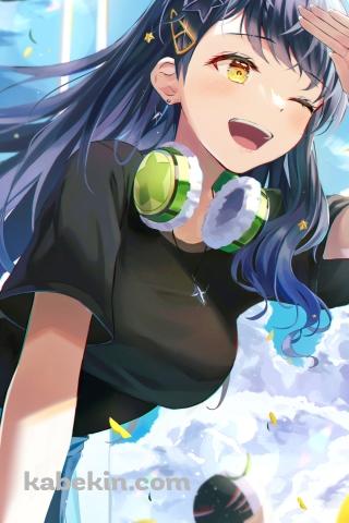 遠くを見る白石杏 / 緑のヘッドフォン / 笑顔 / プロセカ / プロジェクトセカイのAndroidの壁紙(320px x 480px) スマホ用