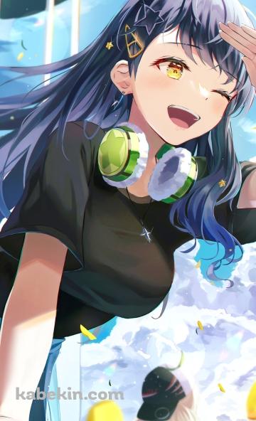 遠くを見る白石杏 / 緑のヘッドフォン / 笑顔 / プロセカ / プロジェクトセカイのAndroidの壁紙(360px x 592px) スマホ用