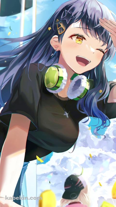 遠くを見る白石杏 / 緑のヘッドフォン / 笑顔 / プロセカ / プロジェクトセカイのAndroidの壁紙(480px x 854px) スマホ用