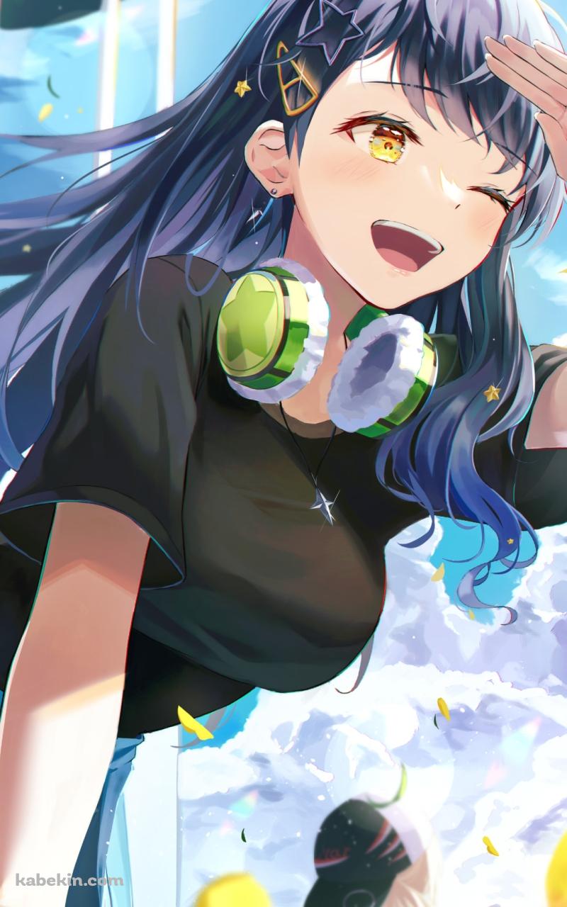 遠くを見る白石杏 / 緑のヘッドフォン / 笑顔 / プロセカ / プロジェクトセカイのAndroidの壁紙(800px x 1280px) スマホ用
