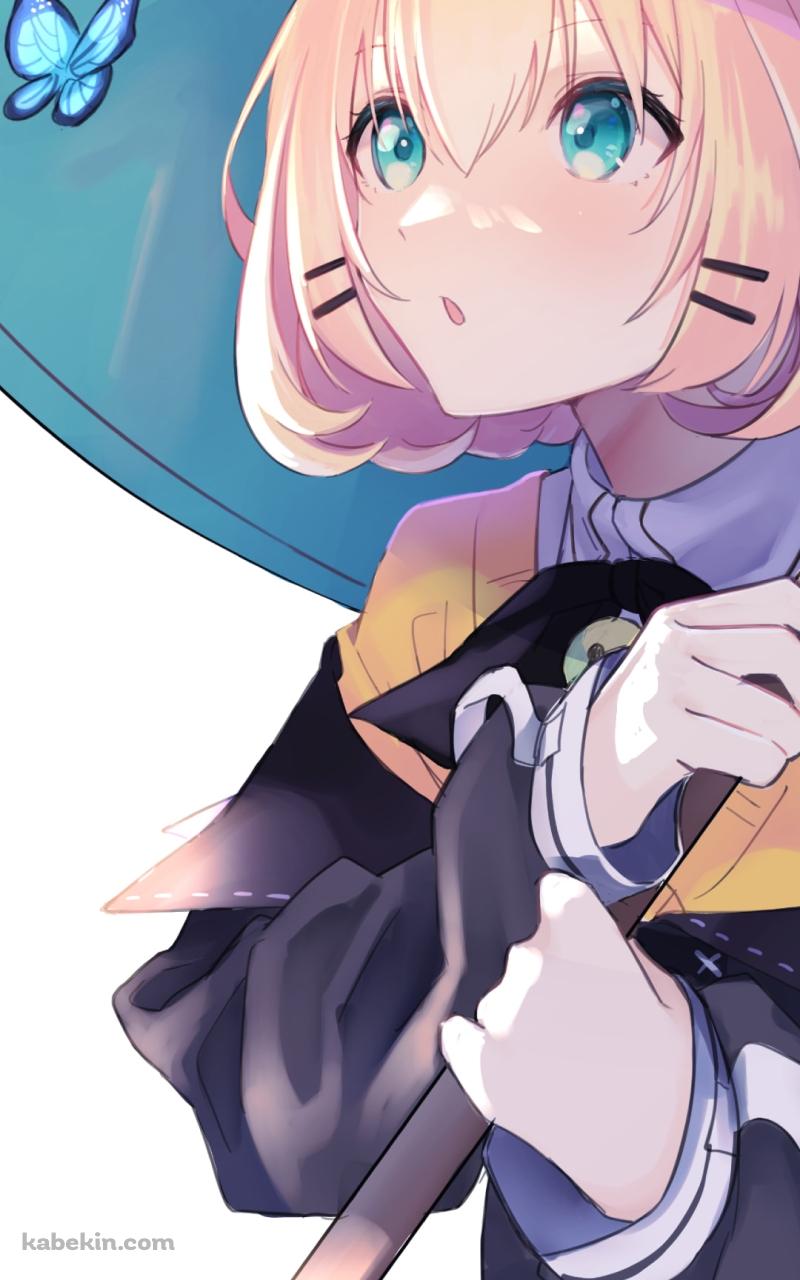 青い蝶を見つめるMillie Parfait (ミリー・パフェ)  / にじさんじ / Vtuber / バーチャルYouTuberのAndroidの壁紙(800px x 1280px) スマホ用