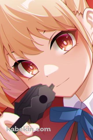 銃を構えてこちらを見つめるプニプニの錦木千束 / リコリス・リコイルのAndroidの壁紙(320px x 480px) スマホ用