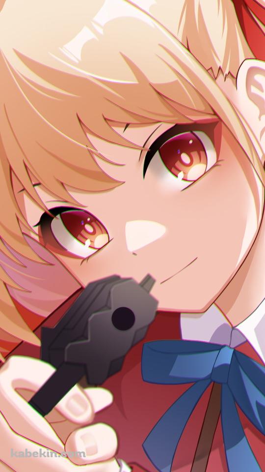 銃を構えてこちらを見つめるプニプニの錦木千束 / リコリス・リコイルのAndroidの壁紙(540px x 960px) スマホ用