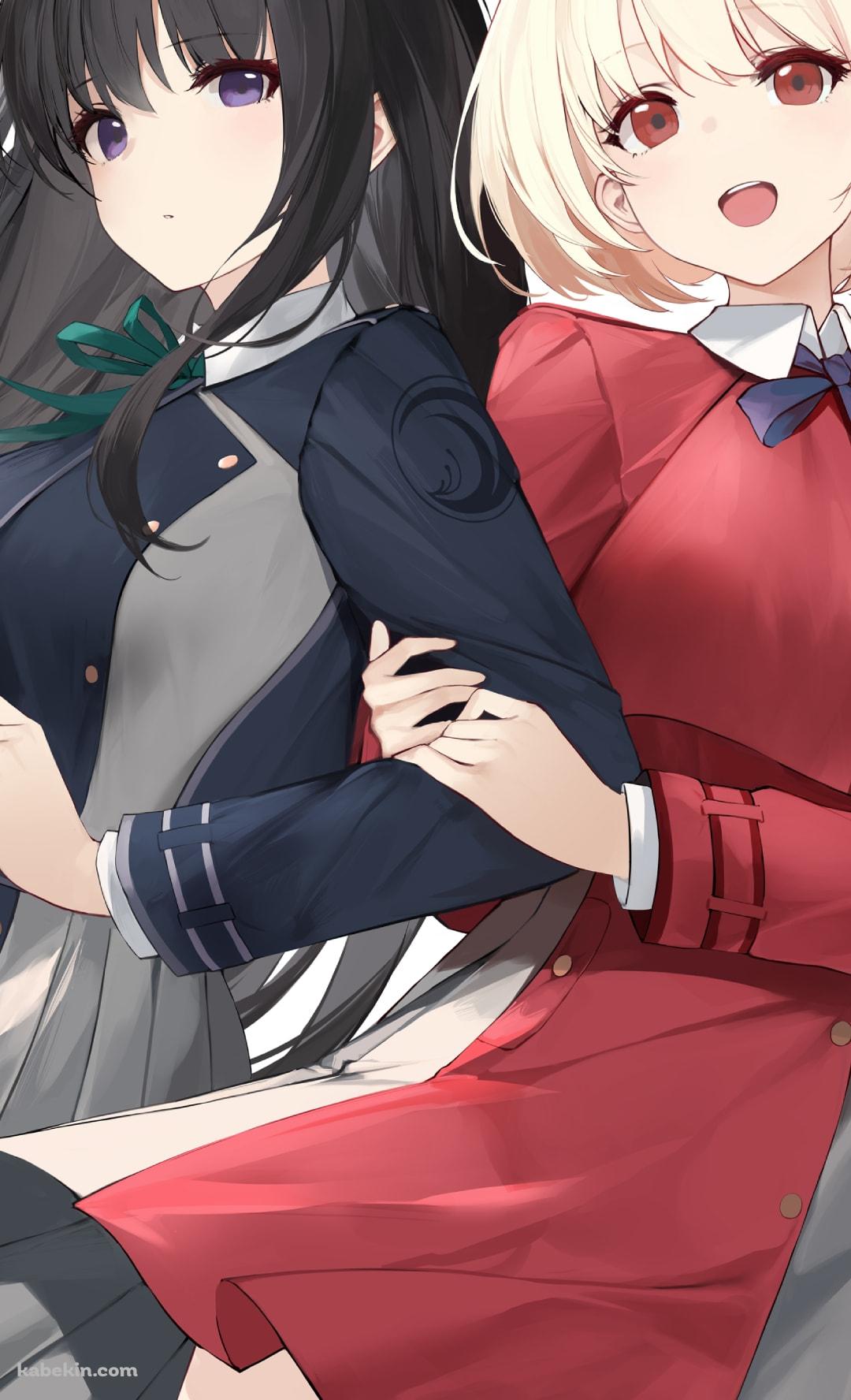 井ノ上たきなの左腕に抱き着く錦木千束 / 可愛い / リコリス・リコイルのAndroidの壁紙(1080px x 1776px) スマホ用