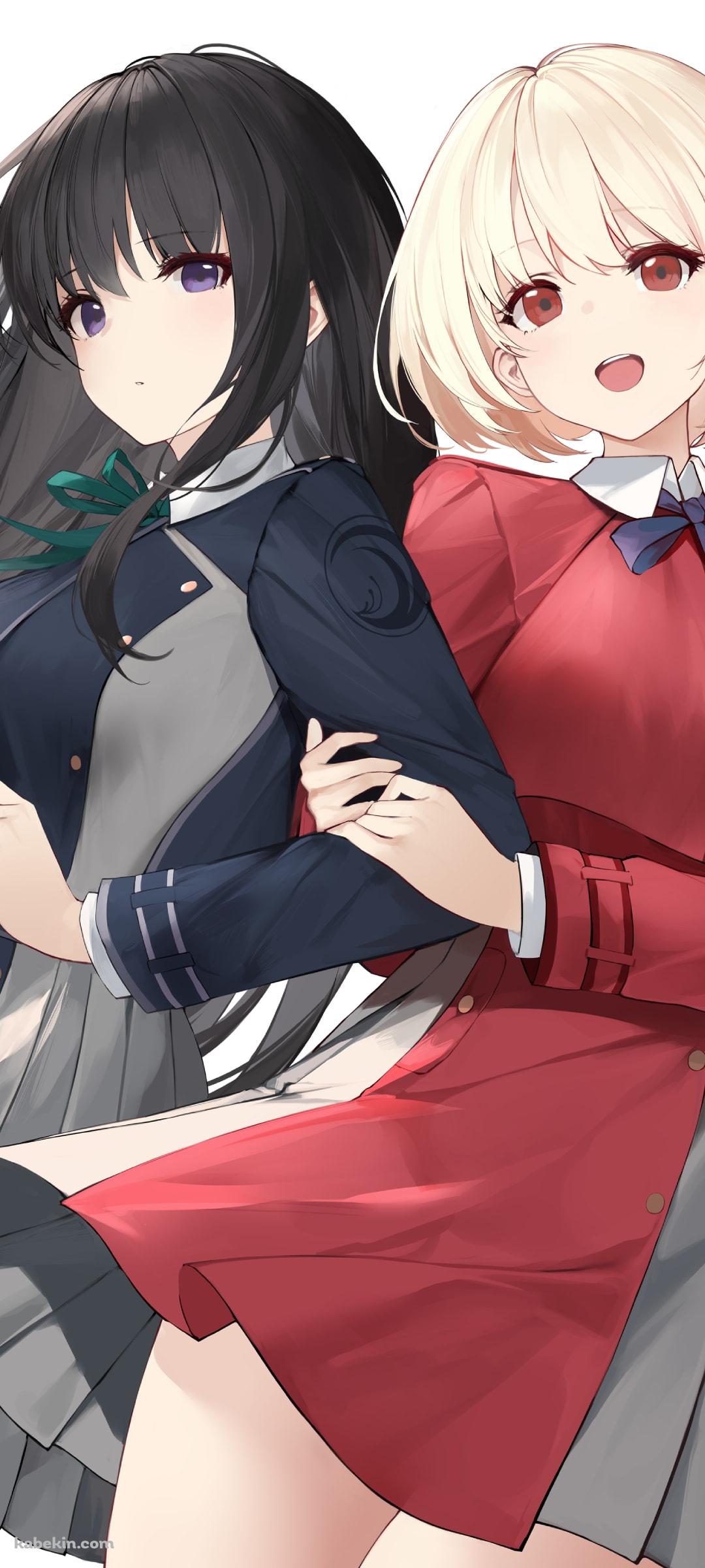 井ノ上たきなの左腕に抱き着く錦木千束 / 可愛い / リコリス・リコイルのAndroidの壁紙(1080px x 2400px) スマホ用