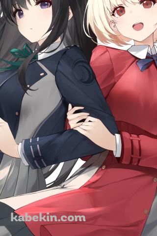 井ノ上たきなの左腕に抱き着く錦木千束 / 可愛い / リコリス・リコイルのAndroidの壁紙(320px x 480px) スマホ用