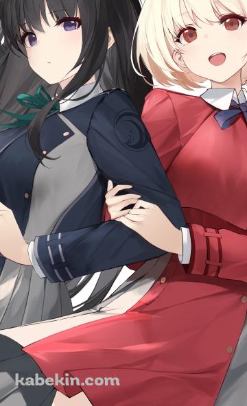 井ノ上たきなの左腕に抱き着く錦木千束 / 可愛い / リコリス・リコイルのAndroidの壁紙(360px x 592px) スマホ用