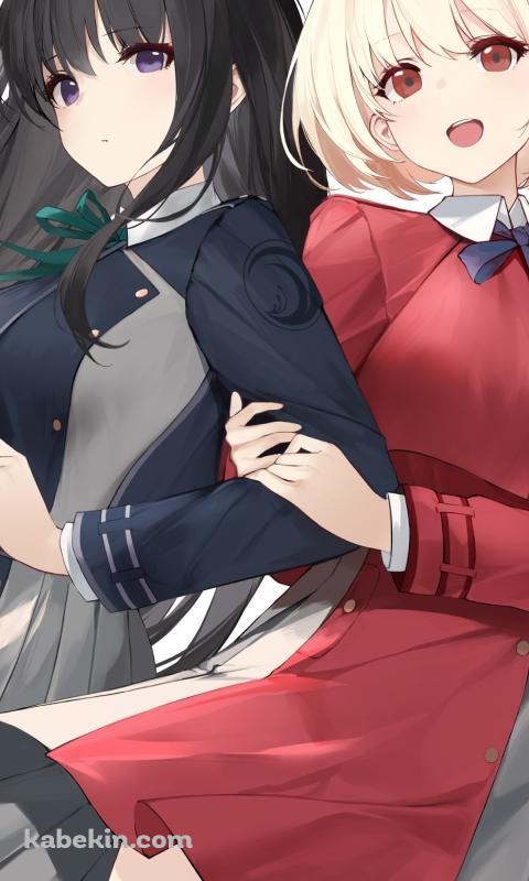 井ノ上たきなの左腕に抱き着く錦木千束 / 可愛い / リコリス・リコイルのAndroidの壁紙(480px x 800px) スマホ用