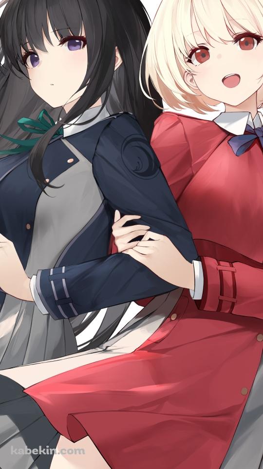 井ノ上たきなの左腕に抱き着く錦木千束 / 可愛い / リコリス・リコイルのAndroidの壁紙(540px x 960px) スマホ用