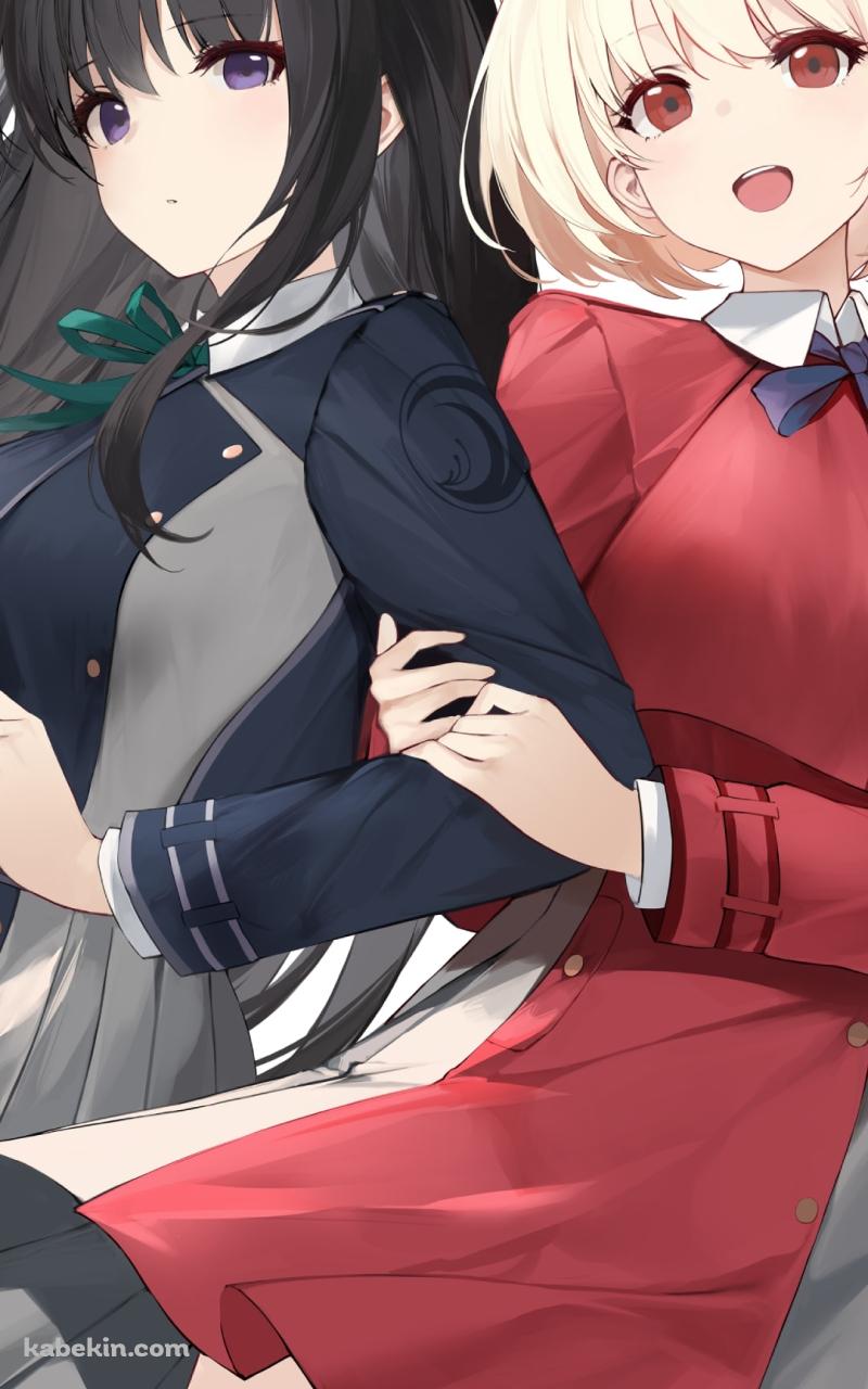 井ノ上たきなの左腕に抱き着く錦木千束 / 可愛い / リコリス・リコイルのAndroidの壁紙(800px x 1280px) スマホ用