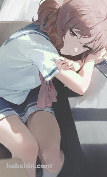 窓辺でけだるそうにこちらを見る黄前久美子 / 響け!ユーフォニアムのAndroidの壁紙(360px x 592px) スマホ用