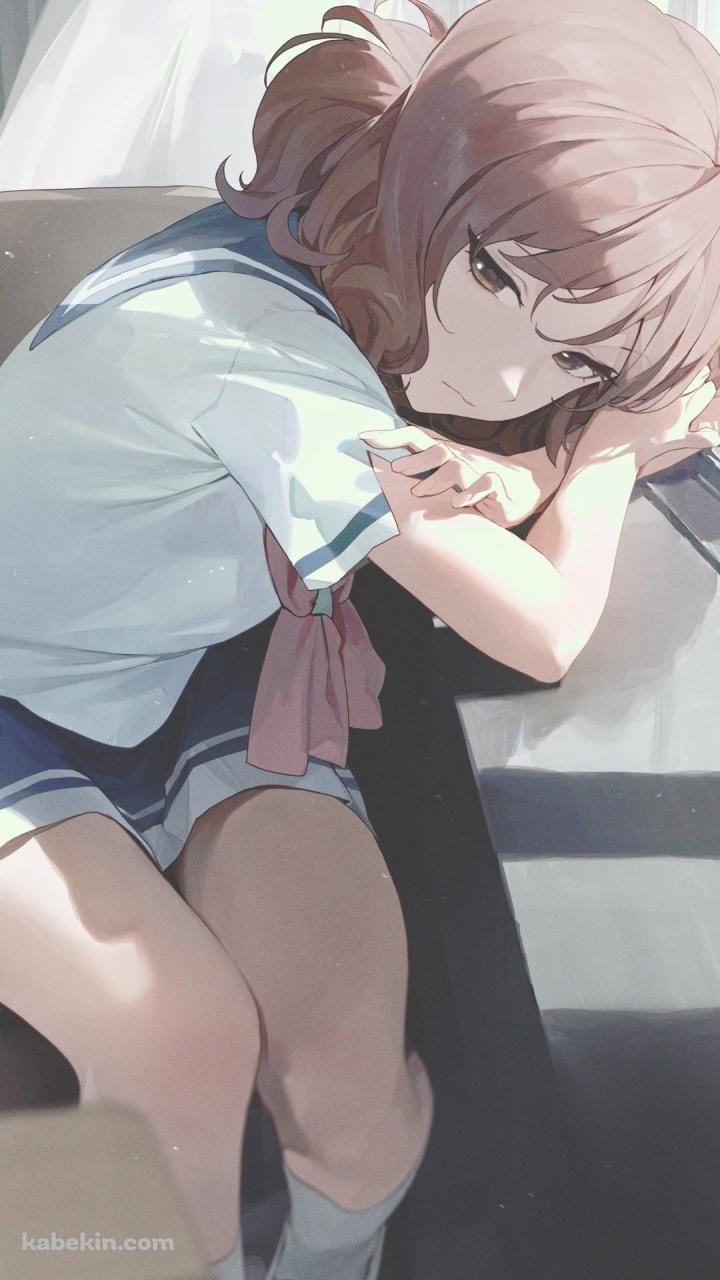 窓辺でけだるそうにこちらを見る黄前久美子 / 響け!ユーフォニアムのAndroidの壁紙(720px x 1280px) スマホ用