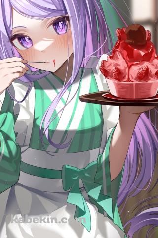 エプロンをして苺のスイーツを食べるメジロマックイーン / ウマ娘プリティーダービーのAndroidの壁紙(320px x 480px) スマホ用