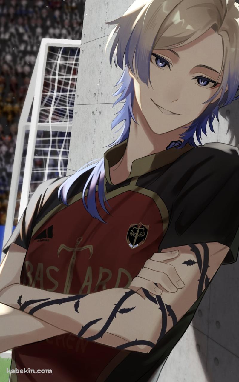 壁に寄りかかるかっこいいミヒャエル・カイザー / ブルーロックのAndroidの壁紙(800px x 1280px) スマホ用