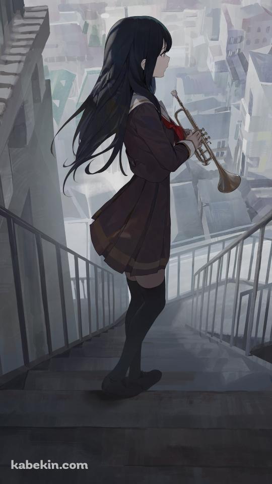 階段でトランペットの練習をする高坂麗奈 / 響け!ユーフォニアムのAndroidの壁紙(540px x 960px) スマホ用