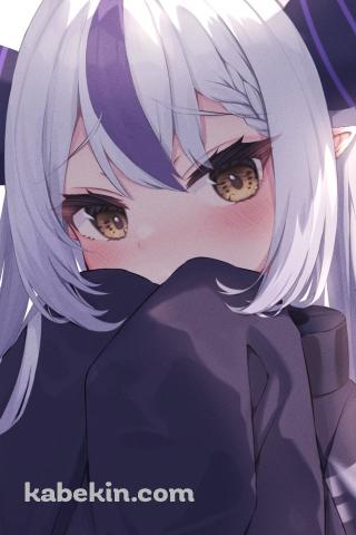 口元を隠し照れている可愛いラプラス・ダークネス / ホロライブ / バーチャルYouTuber / VtuberのAndroidの壁紙(320px x 480px) スマホ用
