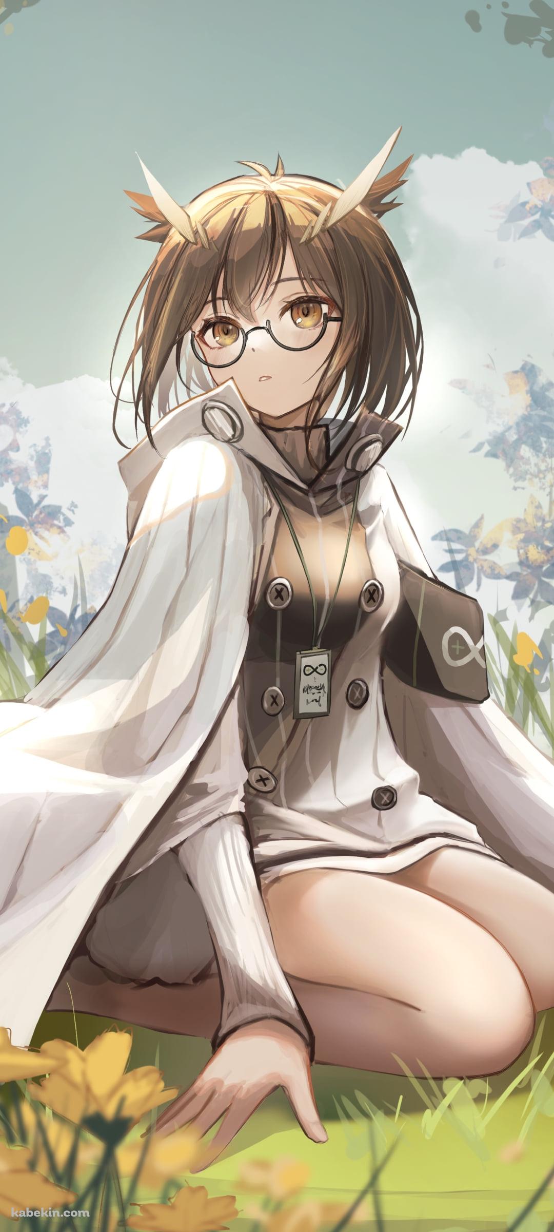 黄色い花が咲く地べたに座り込むサイレンス / アークナイツのAndroidの壁紙(1080px x 2400px) スマホ用