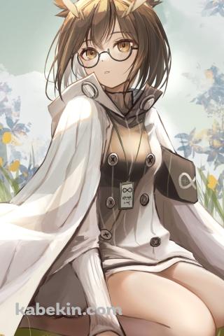 黄色い花が咲く地べたに座り込むサイレンス / アークナイツのAndroidの壁紙(320px x 480px) スマホ用