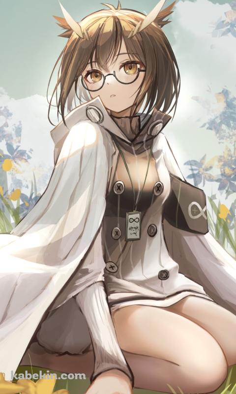 黄色い花が咲く地べたに座り込むサイレンス / アークナイツのAndroidの壁紙(480px x 800px) スマホ用