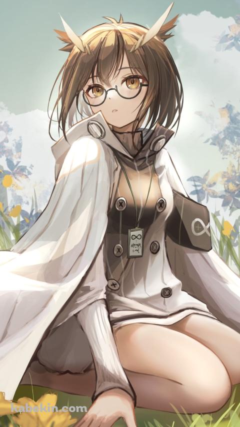 黄色い花が咲く地べたに座り込むサイレンス / アークナイツのAndroidの壁紙(480px x 854px) スマホ用