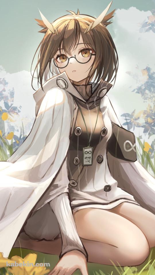 黄色い花が咲く地べたに座り込むサイレンス / アークナイツのAndroidの壁紙(540px x 960px) スマホ用