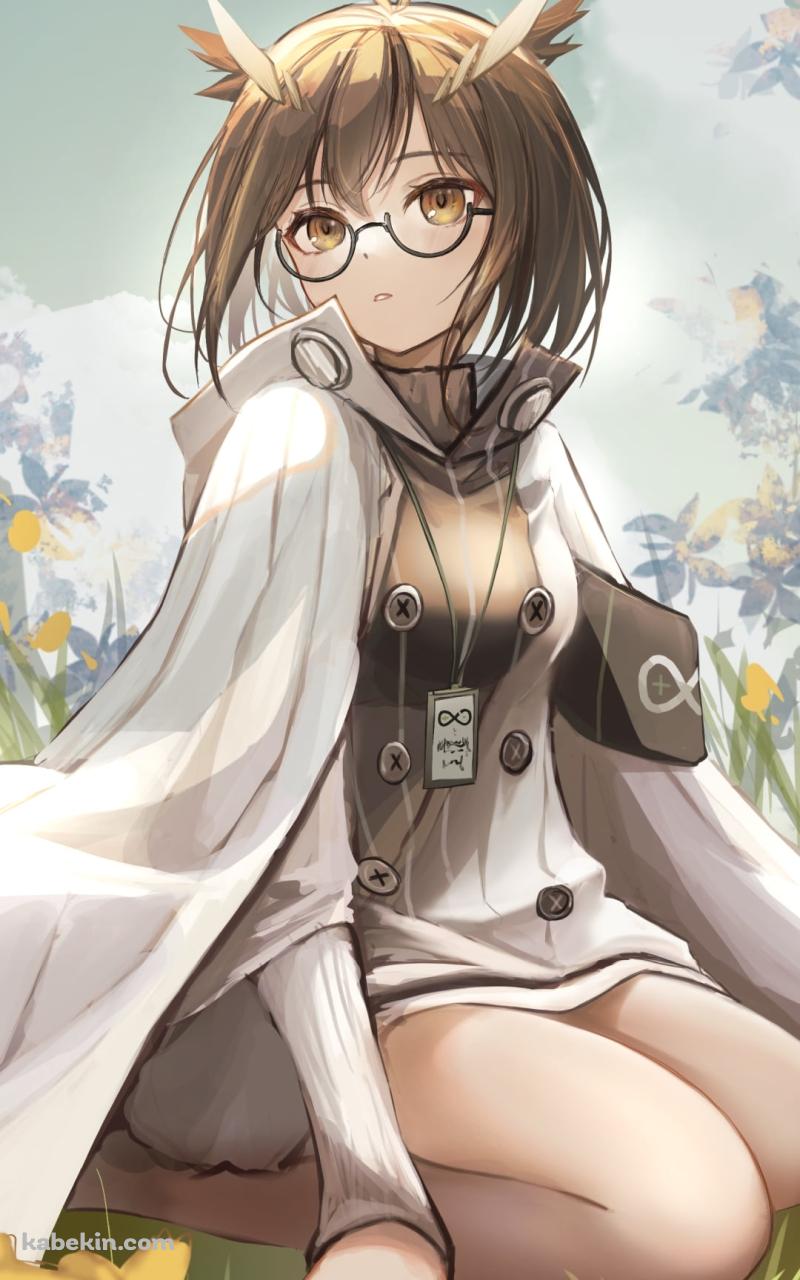 黄色い花が咲く地べたに座り込むサイレンス / アークナイツのAndroidの壁紙(800px x 1280px) スマホ用