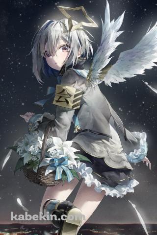 花が入った籠を持ち夜の空に浮遊する天音かなた / ホロライブ / バーチャルYouTuber / VtuberのAndroidの壁紙(320px x 480px) スマホ用
