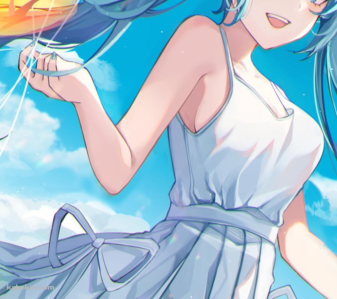 ピンク・紫・緑・黄色の鮮やかな風船を持つ白いドレスを着た笑顔の初音ミク / ボカロ / ボーカロイドのAndroidの壁紙(1080px x 960px) スマホ用