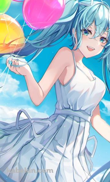 ピンク・紫・緑・黄色の鮮やかな風船を持つ白いドレスを着た笑顔の初音ミク / ボカロ / ボーカロイドのAndroidの壁紙(360px x 592px) スマホ用