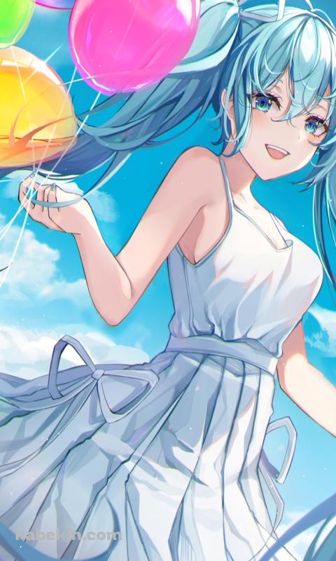 ピンク・紫・緑・黄色の鮮やかな風船を持つ白いドレスを着た笑顔の初音ミク / ボカロ / ボーカロイドのAndroidの壁紙(480px x 800px) スマホ用
