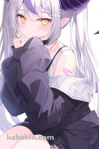 しゃがんでこちらを見る可愛いラプラス・ダークネス / ホロライブ / バーチャルYouTuber / VtuberのAndroidの壁紙(320px x 480px) スマホ用