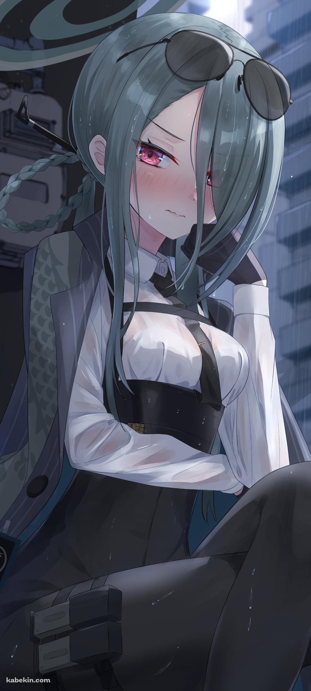 サングラスを頭にかけてしゃがんでる近衛ミナ / ブルアカ / ブルーアーカイブのAndroidの壁紙(1080px x 2400px) スマホ用