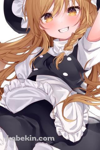 帽子を押さえて笑顔の霧雨魔理沙 / 笑顔 / 魔女 / 東方のAndroidの壁紙(320px x 480px) スマホ用
