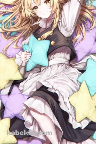 寝そべる霧雨魔理沙 / 黄色・緑・紫の星型のクッション / 東方のAndroidの壁紙(320px x 480px) スマホ用