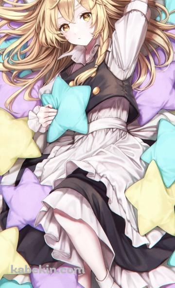 寝そべる霧雨魔理沙 / 黄色・緑・紫の星型のクッション / 東方のAndroidの壁紙(360px x 592px) スマホ用